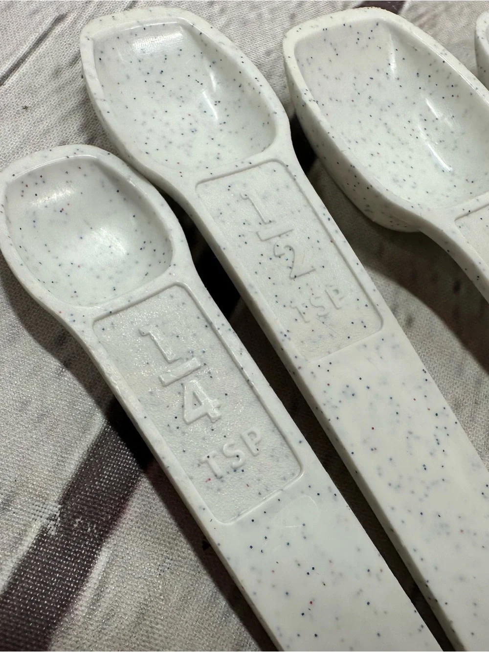 vtg Tupperware Speckled fireworks Measuring Spoon Set replacements 1/4 1/2 1t